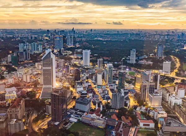 クアラルンプールの街並み。マレーシアの建物夕暮れ高層ビルでクアラルンプール都市スカイライン夜のパノラマ ビュー — ストック写真