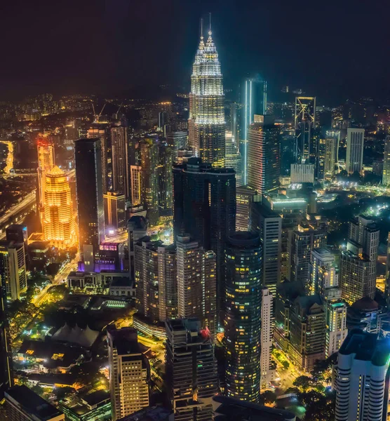 Kuala lumpur stadsgezicht. Panoramisch uitzicht op de skyline van de stad van Kuala Lumpur nachts bekijken van wolkenkrabbers bouwen in Maleisië — Stockfoto