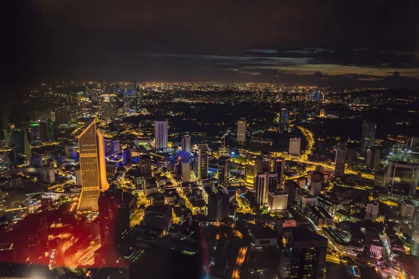 Kuala lumpur paisaje urbano. Vista panorámica del horizonte de la ciudad de Kuala Lumpur por la noche viendo edificios de rascacielos en Malasia —  Fotos de Stock