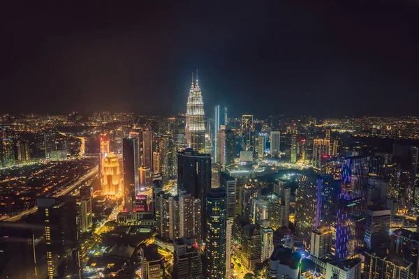 A paisagem urbana de Kuala Lumpur. Vista panorâmica do horizonte da cidade de Kuala Lumpur à noite, visualizando arranha-céus na Malásia — Fotografia de Stock