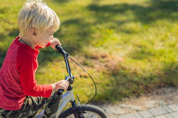 Šťastné dítě chlapec 5 let baví v parku s kolo na krásný den — Stock fotografie