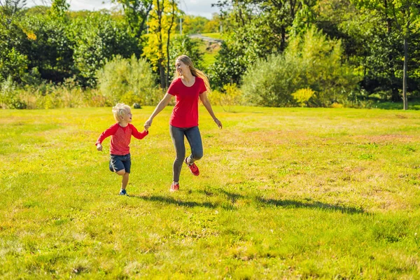 Anne Oğlu Yeşil Çimenlerin Üzerinde Çalıştırın Parkta Mutlu Aile — Stok fotoğraf