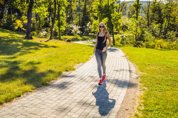 Jeune Fille Sportive Posant Dans Parc — Photo