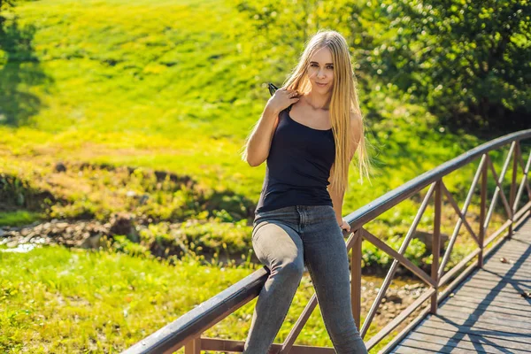 Ung Sport Flicka Poserar Parken — Stockfoto