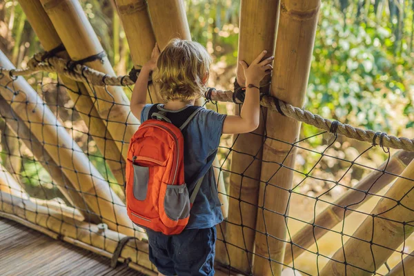 Niño Pueblo Bambú Casas Tradicionales Construidas Por Bambú Con Techo — Foto de Stock