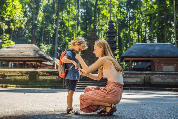 Mamma Och Son Resenärer Att Upptäcka Ubud Skog Monkey Forest — Stockfoto