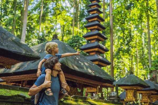 Baba ve oğul yolcuları maymun orman, Bali Endonezya Ubud ormanda keşfetmek. Çocuk kavramı ile seyahat.