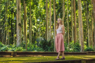 Genç kadın Gezgin maymun orman, Bali Endonezya Ubud ormanda keşfetmek. Çocuk kavramı ile seyahat.