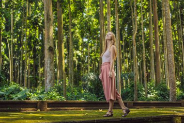 Genç kadın Gezgin maymun orman, Bali Endonezya Ubud ormanda keşfetmek. Çocuk kavramı ile seyahat.
