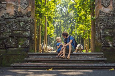 Baba ve oğul yolcuları maymun orman, Bali Endonezya Ubud ormanda keşfetmek. Çocuk kavramı ile seyahat.