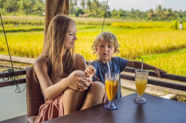Pirinç teras kafe, Bali, Ubud anne ve oğlu içki içer.