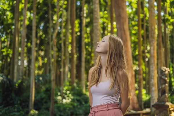 Viajante Joven Descubriendo Bosque Ubud Bosque Monos Bali Indonesia Viajar — Foto de Stock