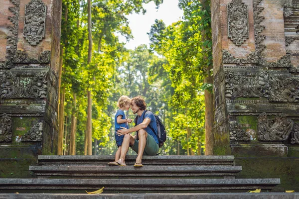 Vader Zoon Reizigers Ontdekken Van Ubud Bos Monkey Forest Bali — Stockfoto