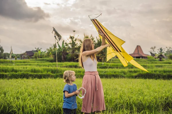 Máma Syn Zahájit Draka Rýžové Pole Ubud Ostrov Bali Indonésie — Stock fotografie