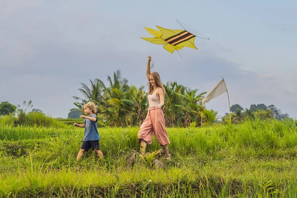 Мама Сын Запускают Воздушного Змея Рисовом Поле Убуде Остров Бали — стоковое фото