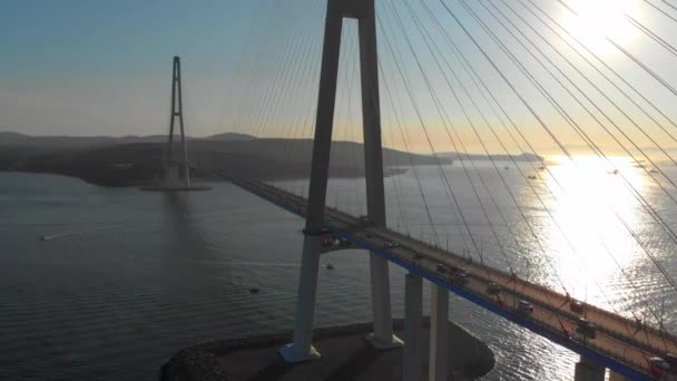 Vue aérienne du pont de câbles Russkiy au coucher du soleil dans une ville de Vladivostok, en Russie — Video