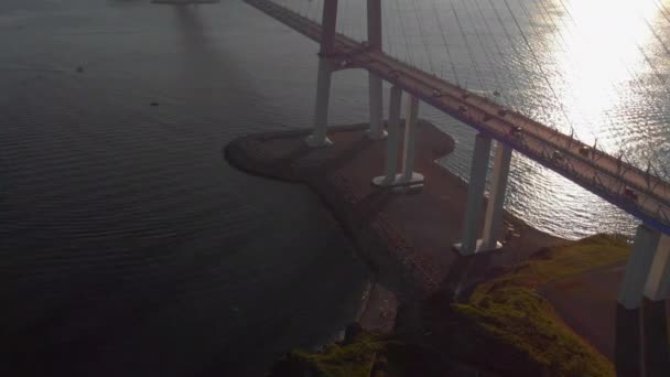 Аэросъемка Русского кабельного моста на закате в городе Владивостоке, Россия — стоковое видео