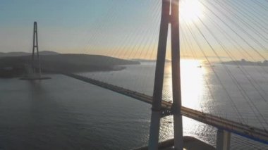 Vladivostok, Rusya bir şehir Russkiy kablo Bridge'de günbatımı sırasında hava atış