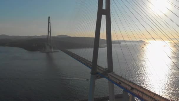 Vue aérienne du pont de câbles Russkiy au coucher du soleil dans une ville de Vladivostok, en Russie — Video