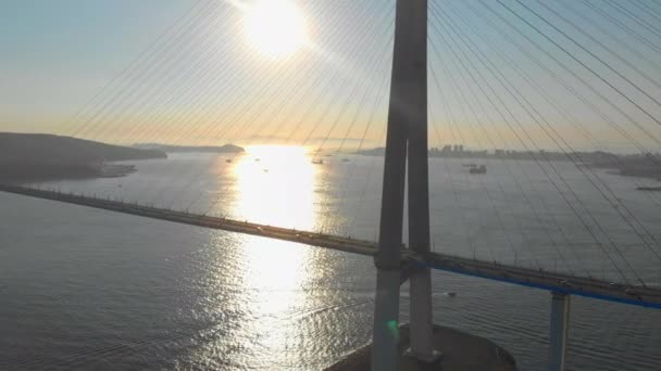Captura aérea del puente de cable ruso durante la puesta del sol en una ciudad de Vladivostok, Rusia — Vídeos de Stock