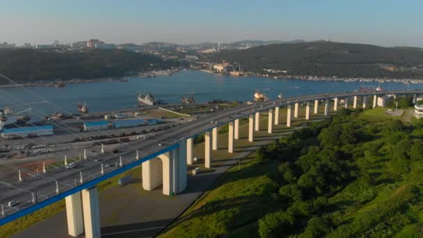 Luchtfoto Van Russkiy Kabel Brug Tijdens Zonsondergang Een Stad Van — Stockvideo