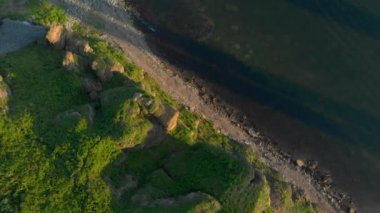 Deniz kıyısında tarafından keskin bir clffs üzerinde havadan görünümü