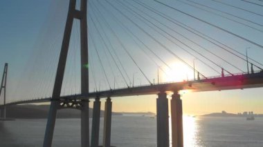 Vladivostok, Rusya bir şehir Russkiy kablo Bridge'de günbatımı sırasında hava atış.