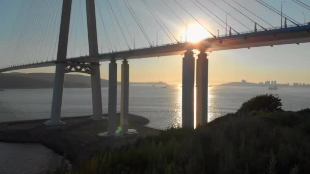 Antenn skott av bron Russkiy kabel under solnedgången i en stad av Vladivostok, Ryssland — Stockvideo