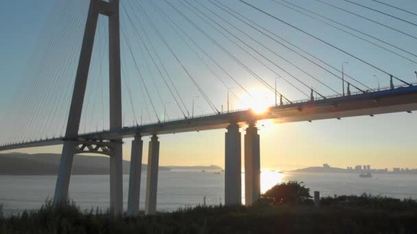 Vladivostok, Rusya bir şehir Russkiy kablo Bridge'de günbatımı sırasında hava atış — Stok video