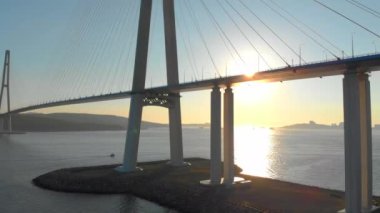Vladivostok, Rusya bir şehir Russkiy kablo Bridge'de günbatımı sırasında hava atış