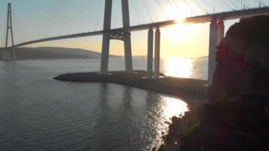 Vladivostok, Rusya bir şehir Russkiy kablo Bridge'de günbatımı sırasında hava atış