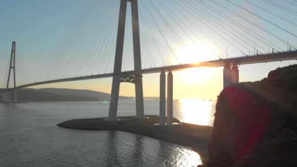 Vladivostok, Rusya bir şehir Russkiy kablo Bridge'de günbatımı sırasında hava atış — Stok video