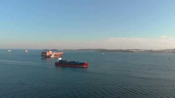 Vladivostok, Ryssland - 04. 07. 2018: antenn skott av en stora containerfartyg som flyttar in i hamn — Stockvideo