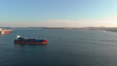 Vladivostok, Rusya - 04. 07. 2018: bağlantı noktasına hareket bir büyük konteyner gemisi hava atış