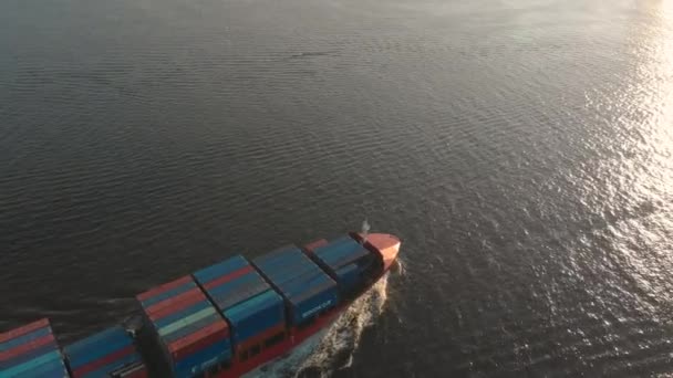 Vladivostok, Ryssland - 04. 07. 2018: antenn skott av en stora containerfartyg som flyttar in i hamn — Stockvideo