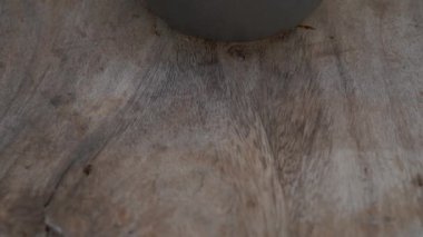 Dragon meyve, mango, granola, Kuru üzüm, badem dilimleri ve ahşap arka plan üzerinde chia tohum ile bir muz smoothie kase