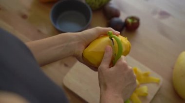 4 x Slowmotion atış mango peeling genç bir kadının kez ve tropikal meyve bir sürü bir açayım