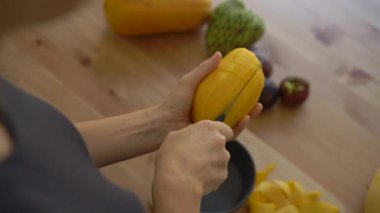 mango küpleri ve tropikal meyve bir sürü kesme genç bir kadının Slowmotion atış kez 4 x bir açayım
