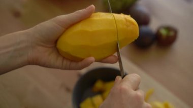 mango küpleri ve tropikal meyve bir sürü kesme genç bir kadının Slowmotion atış kez 4 x bir açayım
