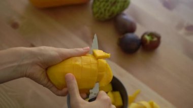 mango küpleri ve tropikal meyve bir sürü kesme genç bir kadının Slowmotion atış kez 4 x bir açayım