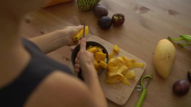 mango küpleri ve tropikal meyve bir sürü kesme genç bir kadının Slowmotion atış kez 4 x bir açayım