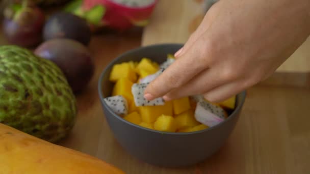 Vezes Slowmotion Tiro Uma Jovem Mulher Colocando Cubos Frutas Dragão — Vídeo de Stock