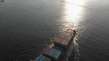 Vladivostok, Rusya - 04. 07. 2018: bağlantı noktasına hareket bir büyük konteyner gemisi hava atış