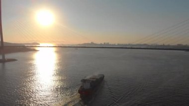 Bir büyük konteyner gemisi Boğazı ile büyük bir kablo üzerinden bağlantı noktasına hareket hava atış üzerine köprü