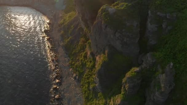 Vista aérea sobre un fuerte acantilado junto a la orilla del mar — Vídeos de Stock