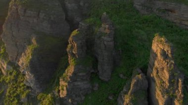 Deniz kıyısında tarafından keskin bir clffs üzerinde havadan görünümü