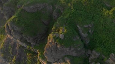 Deniz kıyısında tarafından keskin bir clffs üzerinde havadan görünümü