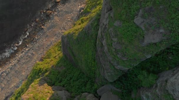 Vista aérea sobre un fuerte acantilado junto a la orilla del mar — Vídeos de Stock