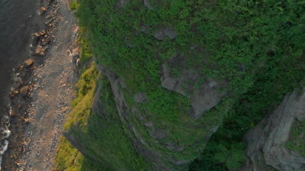 Vista aérea sobre un fuerte acantilado junto a la orilla del mar — Vídeo de stock