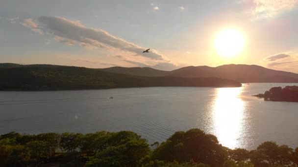 공중 총-무인 항공기는 나무와 바다 근처 seaguls와 일몰 시 베이 이동 — 비디오